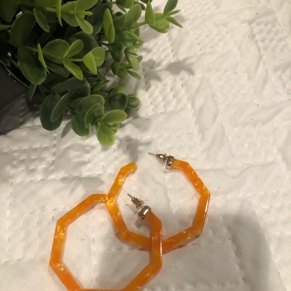 Hexagon acrylic earrings. 2 colors orange/pink - Picture 2 of 4